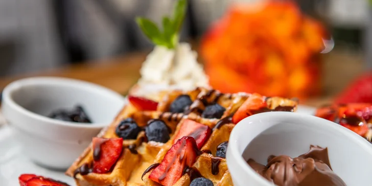 Oslaď si deň "take away" sladkými wafflami s ovocím, polevou a šľahačkou