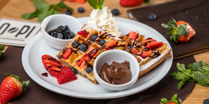 Oslaď si deň "take away" sladkými wafflami s ovocím, polevou a šľahačkou