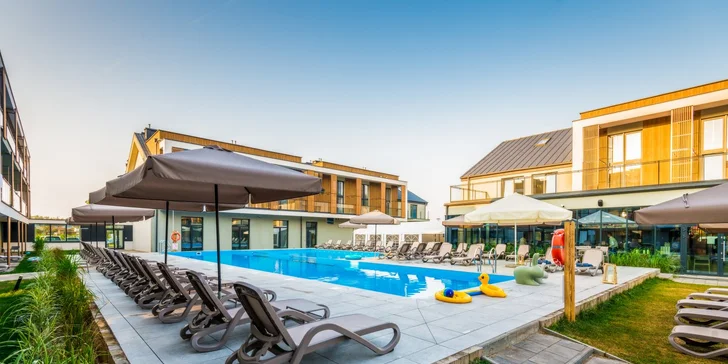 Dovolenka pri Baltskom mori: moderný rezort s wellness, vonkajším bazénom a polpenziou, 5 min. od pláže