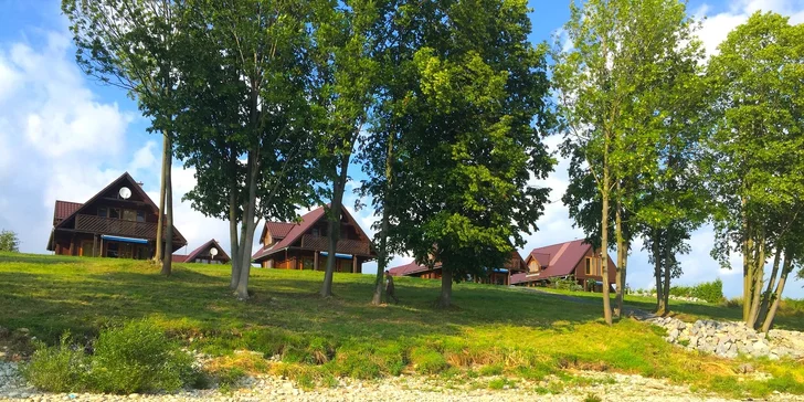 Pobyt v chatkách na brehu Liptovskej Mary pre partie alebo rodiny s deťmi s vlastnou plážou aj detským ihriskom