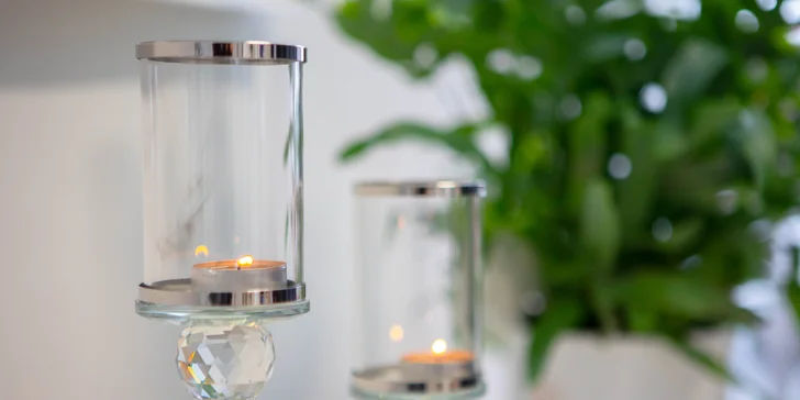 LED svetelná terapia: liečba akné a omladenie pre ruky, tvár aj krk