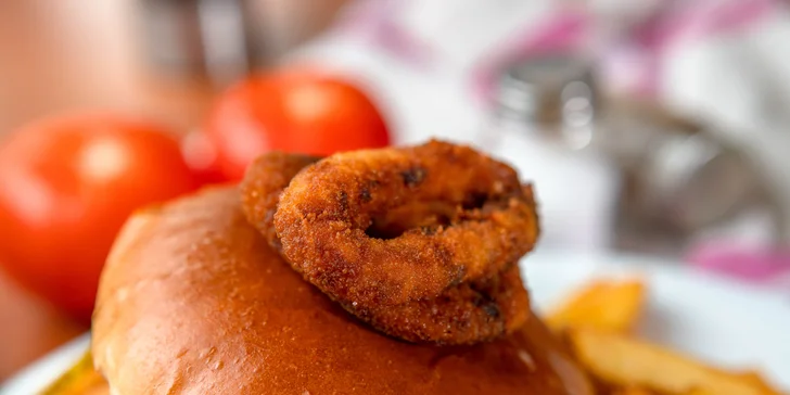 Neodolateľné burgery s hranolčekmi a šalátom coleslaw - donáška alebo osobný odber