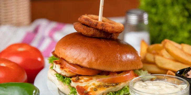 Neodolateľné burgery s hranolčekmi a šalátom coleslaw - donáška alebo osobný odber