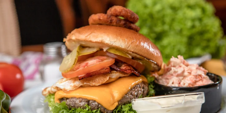 Neodolateľné burgery s hranolčekmi a šalátom coleslaw - donáška alebo osobný odber