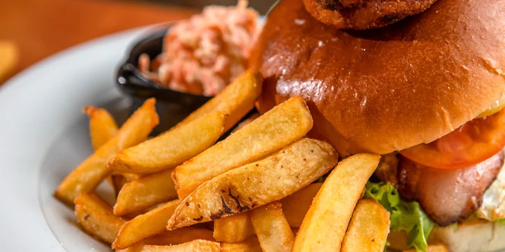 Neodolateľné burgery s hranolčekmi a šalátom coleslaw - donáška alebo osobný odber