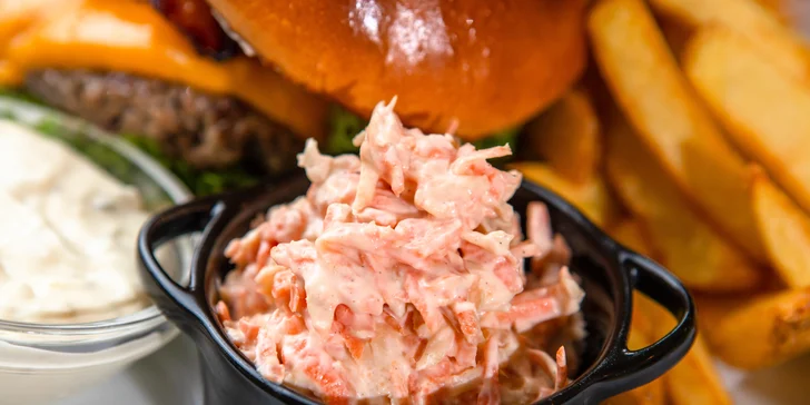 Neodolateľné burgery s hranolčekmi a šalátom coleslaw - donáška alebo osobný odber