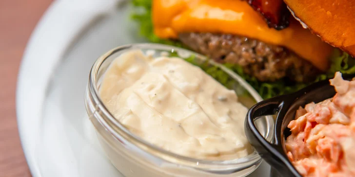 Neodolateľné burgery s hranolčekmi a šalátom coleslaw - donáška alebo osobný odber