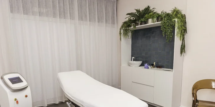 Laserová epilácia nežiadúcich chĺpkov na tele v salóne HairLess