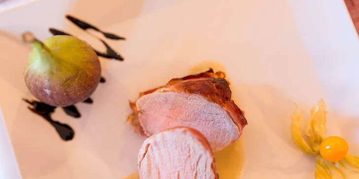 Kurací steak s bylinkovým maslom či bravčová panenka v slaninovom kabátiku - DONÁŠKA za príplatok či TAKE AWAY!