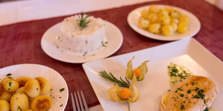Kurací steak s bylinkovým maslom či bravčová panenka v slaninovom kabátiku - DONÁŠKA za príplatok či TAKE AWAY!