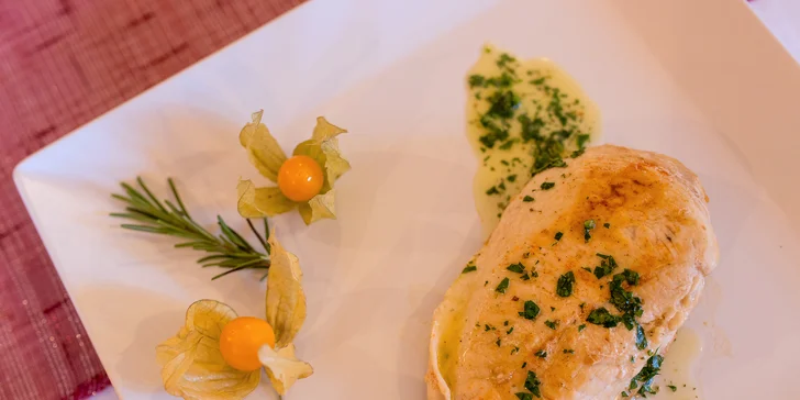 Kurací steak s bylinkovým maslom či bravčová panenka v slaninovom kabátiku - DONÁŠKA za príplatok či TAKE AWAY!