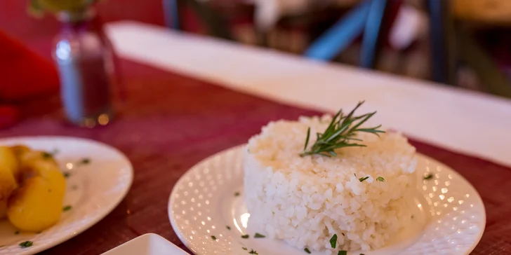 Kurací steak s bylinkovým maslom či bravčová panenka v slaninovom kabátiku - DONÁŠKA za príplatok či TAKE AWAY!