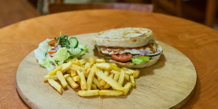 Polkilový pizza burger alebo pizza tacos s hranolčekmi