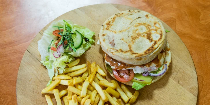 Polkilový pizza burger alebo pizza tacos s hranolčekmi