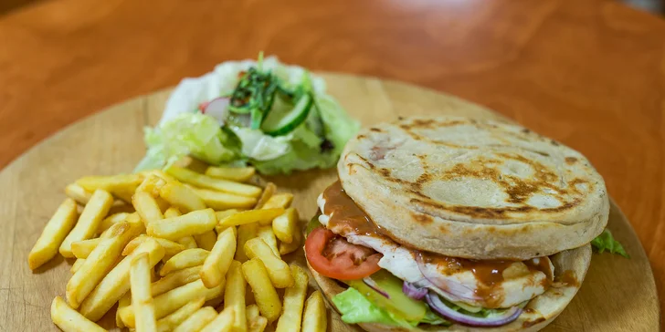 Polkilový pizza burger alebo pizza tacos s hranolčekmi