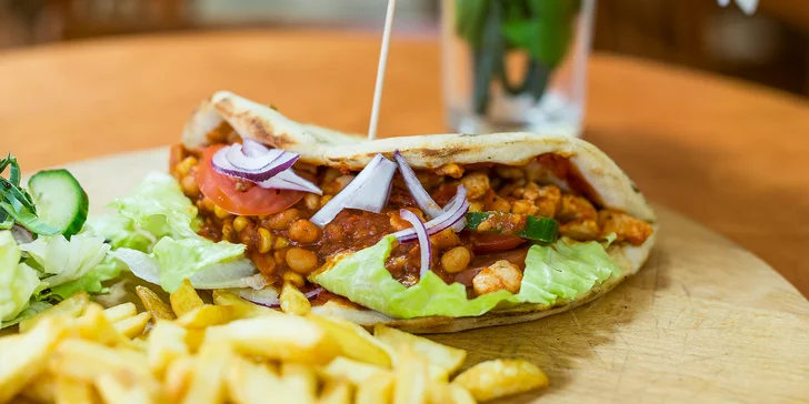 Polkilový pizza burger alebo pizza tacos s hranolčekmi