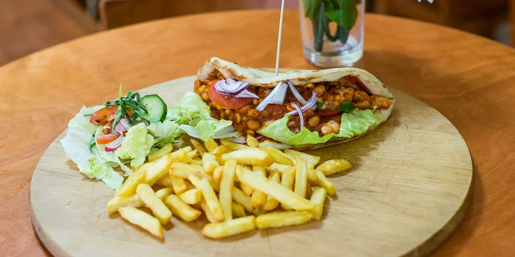 Polkilový pizza burger alebo pizza tacos s hranolčekmi