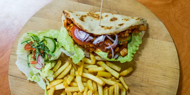 Polkilový pizza burger alebo pizza tacos s hranolčekmi