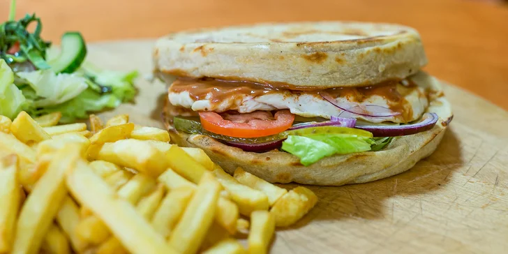 Polkilový pizza burger alebo pizza tacos s hranolčekmi