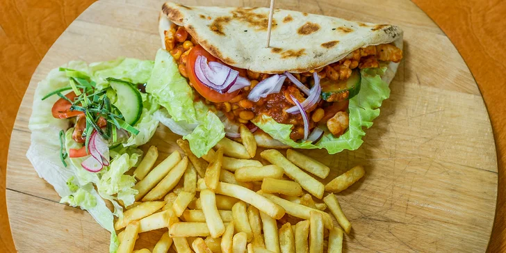 Polkilový pizza burger alebo pizza tacos s hranolčekmi
