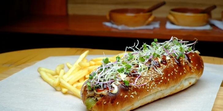 Hotdog či burger s hranolčekmi vo vychýrenom Massimo street food