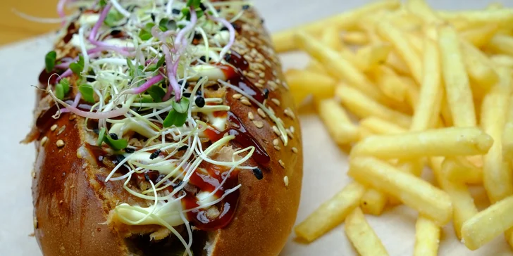 Hotdog či burger s hranolčekmi vo vychýrenom Massimo street food