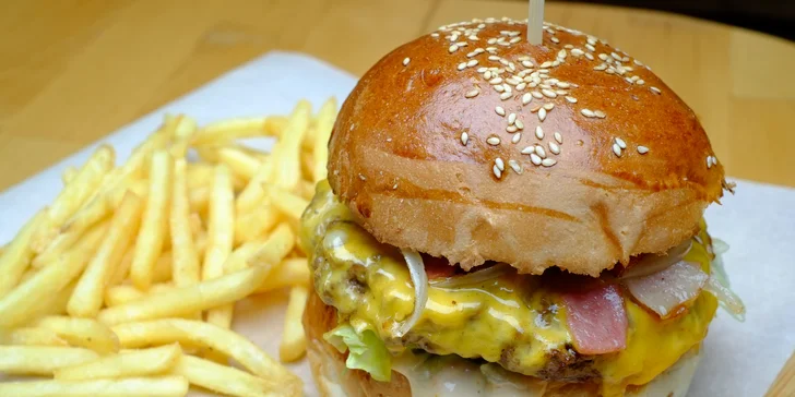 Hotdog či burger s hranolčekmi vo vychýrenom Massimo street food