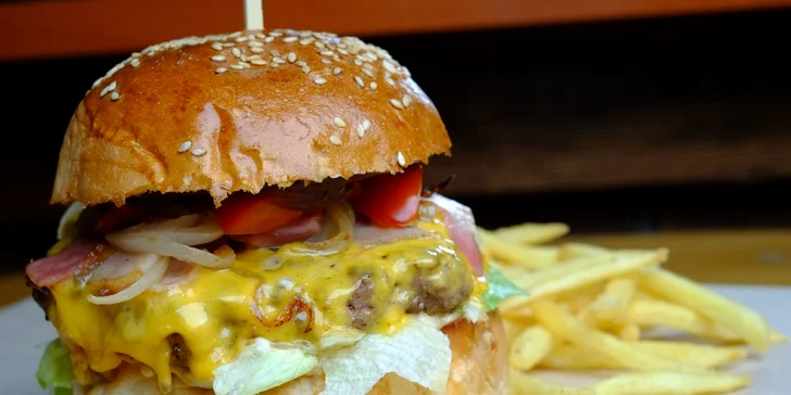 Hotdog či burger s hranolčekmi vo vychýrenom Massimo street food