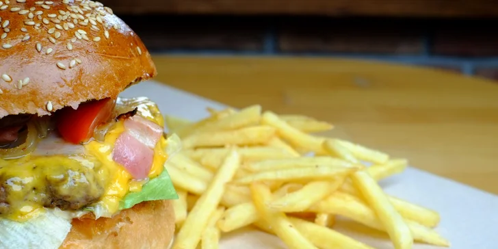 Hotdog či burger s hranolčekmi vo vychýrenom Massimo street food