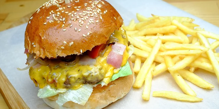 Hotdog či burger s hranolčekmi vo vychýrenom Massimo street food
