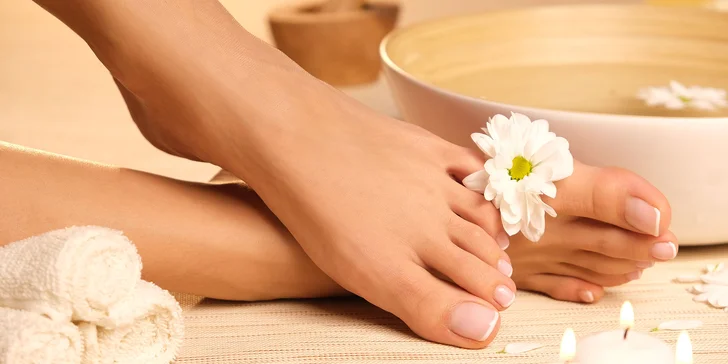 Odmeňte svoje nohy s wellness či kombinovanou pedikúrou v salóne Betty