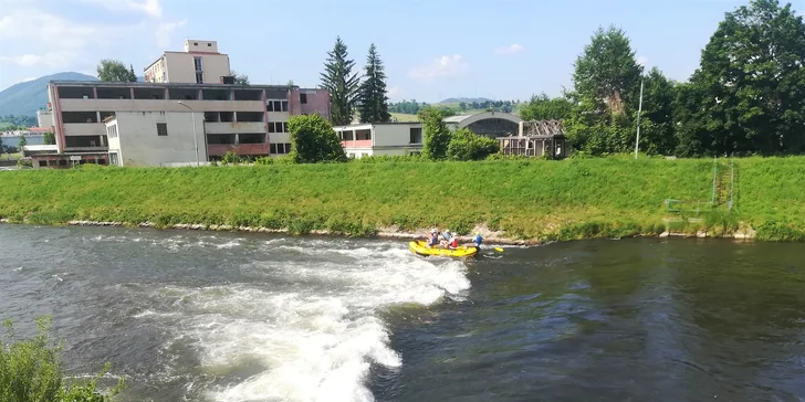 Nasadnite na raft alebo kanoe a splavujte Hron!