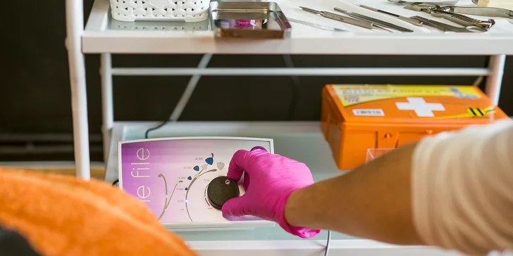 Odmeňte svoje nohy s wellness či kombinovanou pedikúrou v salóne Betty