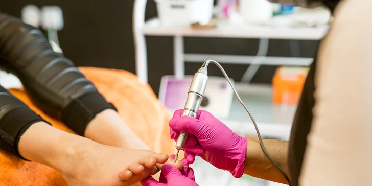 Odmeňte svoje nohy s wellness či kombinovanou pedikúrou v salóne Betty