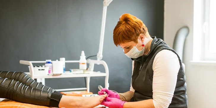 Odmeňte svoje nohy s wellness či kombinovanou pedikúrou v salóne Betty