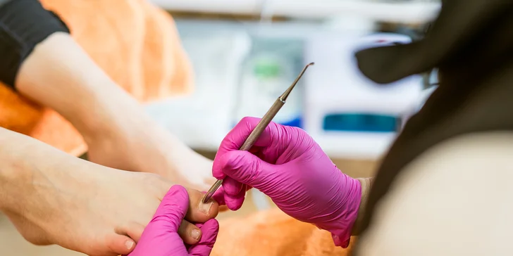 Odmeňte svoje nohy s wellness či kombinovanou pedikúrou v salóne Betty
