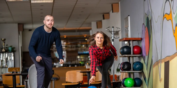 Hodina zábavy na bowlingu pre celú rodinu i partiu