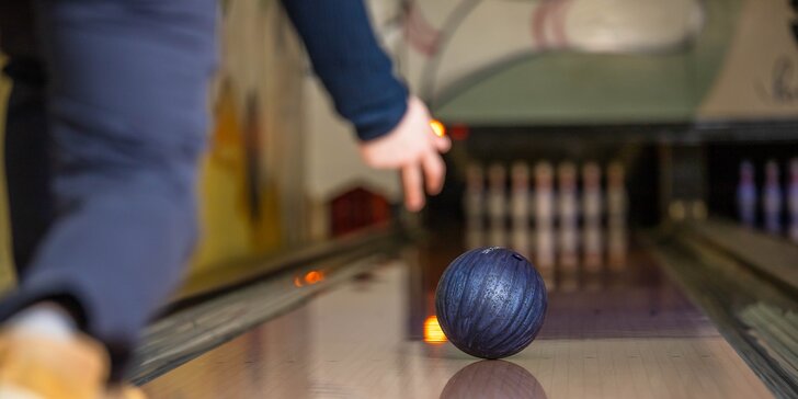 Hodina zábavy na bowlingu pre celú rodinu i partiu