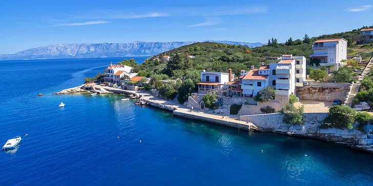 Pohoda na ostrove Hvar: komfortné apartmány na brehu krásnej zátoky pre páry a rodiny