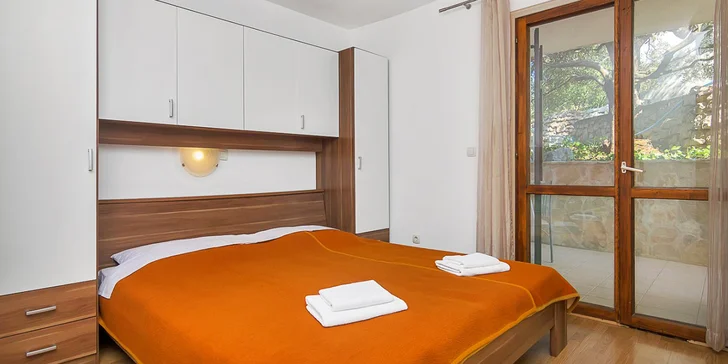 Pohoda na ostrove Hvar: komfortné apartmány na brehu krásnej zátoky pre páry a rodiny
