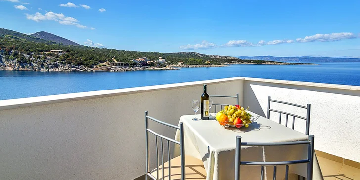 Pohoda na ostrove Hvar: komfortné apartmány na brehu krásnej zátoky pre páry a rodiny