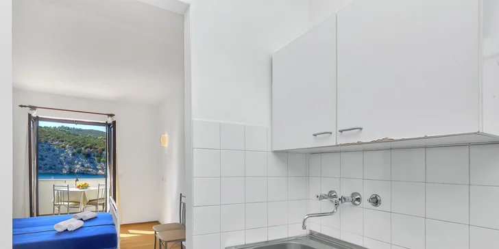 Pohoda na ostrove Hvar: komfortné apartmány na brehu krásnej zátoky pre páry a rodiny