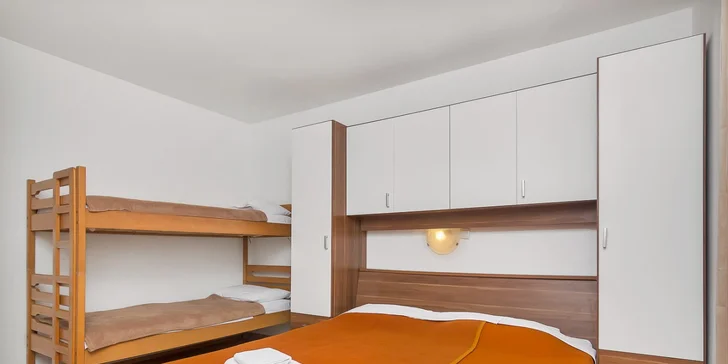 Pohoda na ostrove Hvar: komfortné apartmány na brehu krásnej zátoky pre páry a rodiny