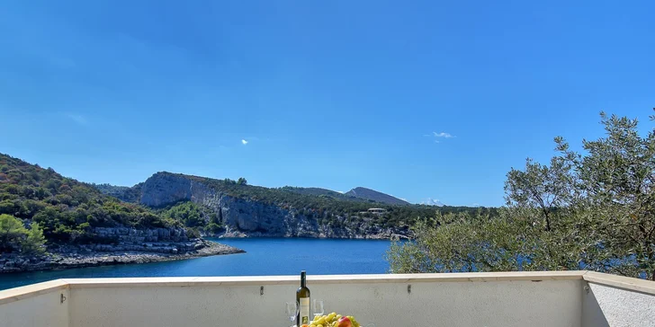 Pohoda na ostrove Hvar: komfortné apartmány na brehu krásnej zátoky pre páry a rodiny