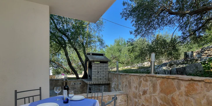 Pohoda na ostrove Hvar: komfortné apartmány na brehu krásnej zátoky pre páry a rodiny