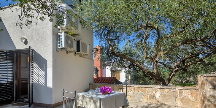 Pohoda na ostrove Hvar: komfortné apartmány na brehu krásnej zátoky pre páry a rodiny