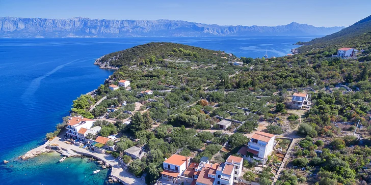 Pohoda na ostrove Hvar: komfortné apartmány na brehu krásnej zátoky pre páry a rodiny