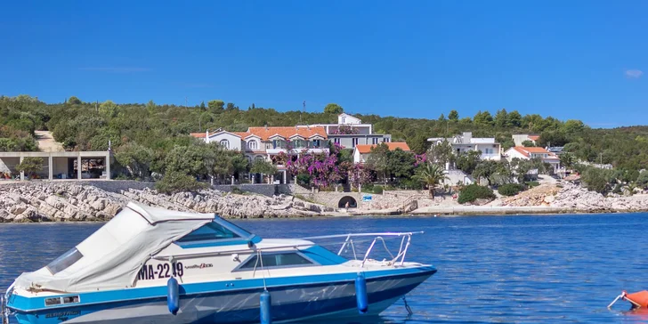 Pohoda na ostrove Hvar: komfortné apartmány na brehu krásnej zátoky pre páry a rodiny