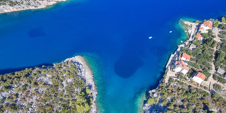 Pohoda na ostrove Hvar: komfortné apartmány na brehu krásnej zátoky pre páry a rodiny