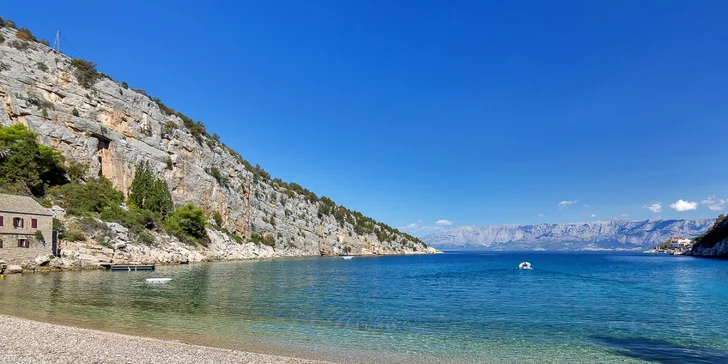 Pohoda na ostrove Hvar: komfortné apartmány na brehu krásnej zátoky pre páry a rodiny